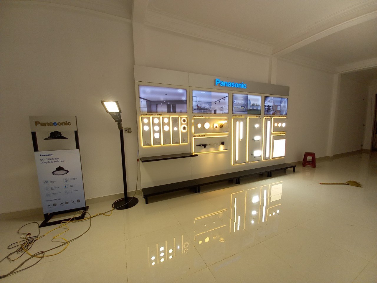 Biển Alu gắn chữ nổi Mica đèn led sáng đẹp 1
